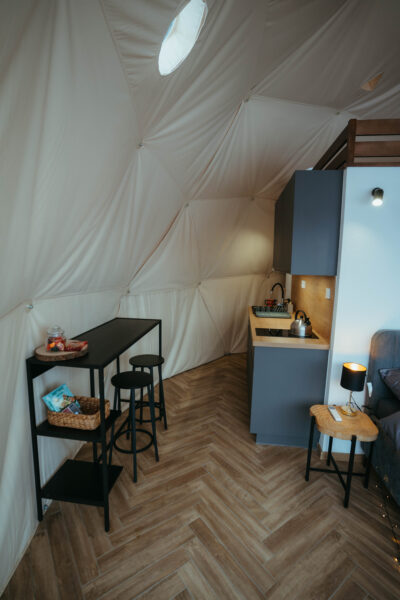 Glamping pod hradom