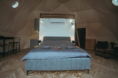 Glamping pod hradom