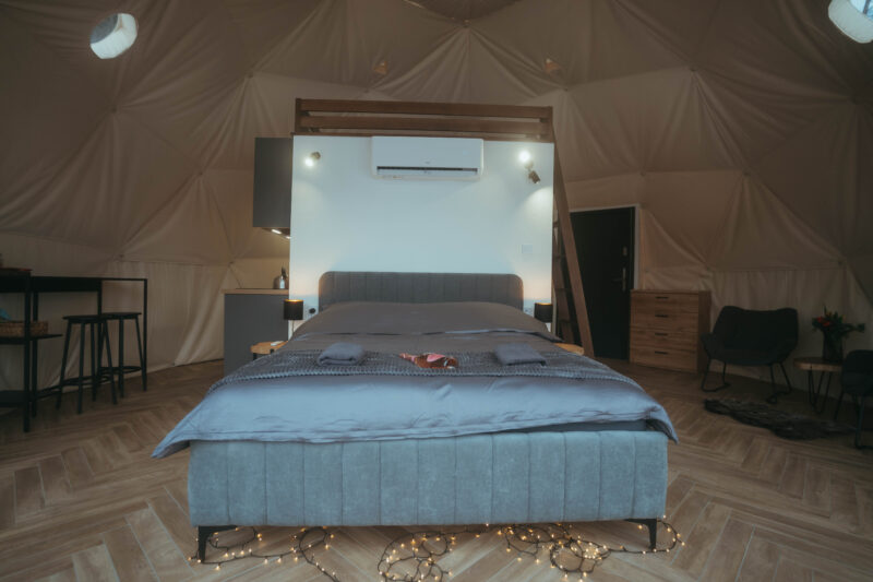 Glamping pod hradom