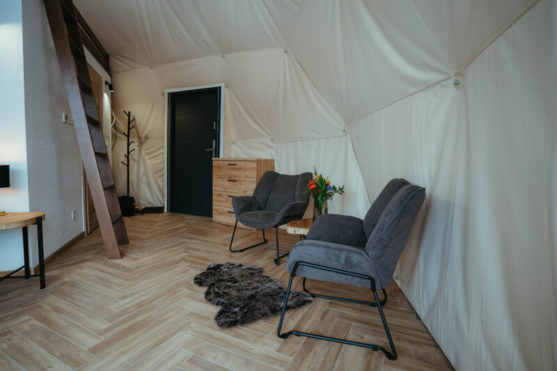 Glamping pod hradom