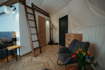 Glamping pod hradom