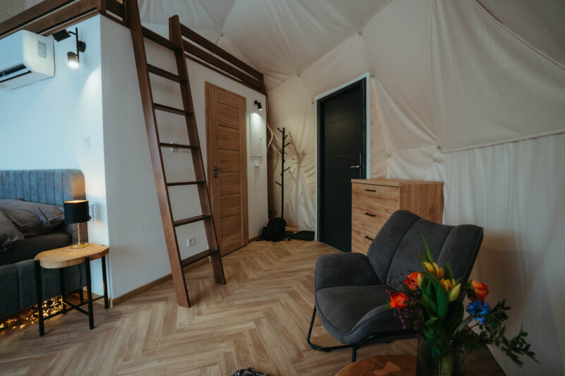 Glamping pod hradom