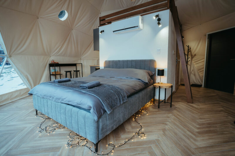 Glamping pod hradom